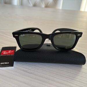Ray-Ban Wayfarer Sunglasses in Black